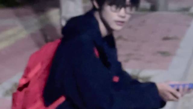 我始终觉得十指相扣的那一瞬间时永恒.