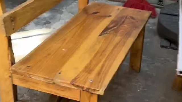 一看对方比自己体型大，赶紧消停一会…