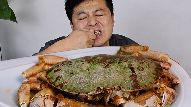 260元买一个面包蟹，做个“蒜蓉面包蟹”，蟹黄肥美，满满蟹香