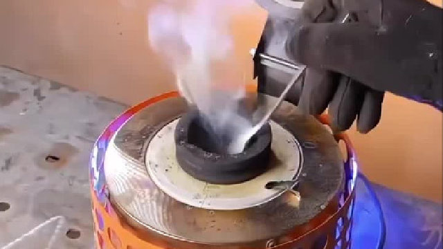 小哥挖出隐埋在沙滩里的垃圾，带回家加工后处理后，再还给沙滩...