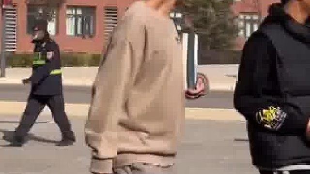 狗学长见保安就追着咬，原来是因为这…… 保安大叔成背锅侠。网友：学校的两个保安系统出现分歧