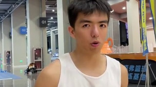 一下子把防守人晃出两米的动作，“军哥招牌后撤步”的完整解析来啦