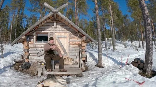 75岁大爷独居深山20年，靠丰富的经验狩猎生存，简直让人刮目相看