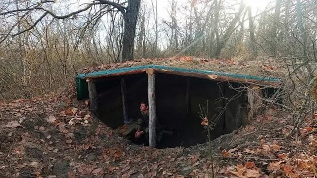 为躲避森林猛兽的突然袭击，小伙加班9天9夜，挖建最强地下防空洞