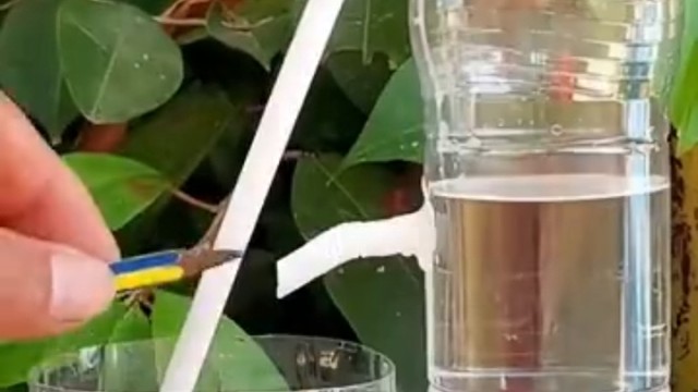 消耗的是瓶子上方的气压与水压差。