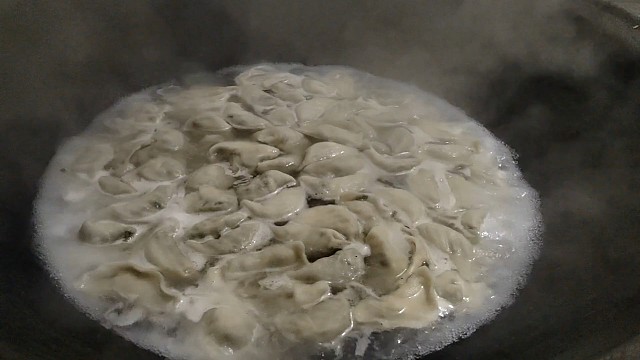 大铁锅煮饺子