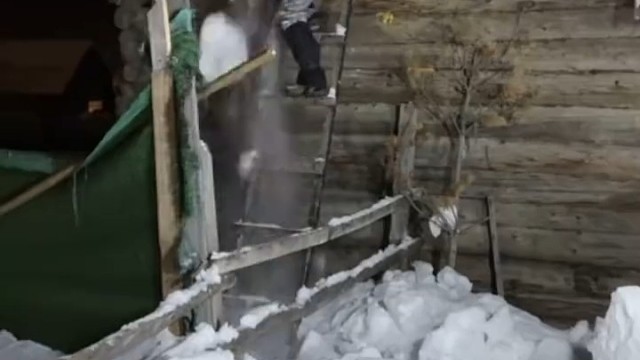 南方人在新疆体验打雪的乐趣