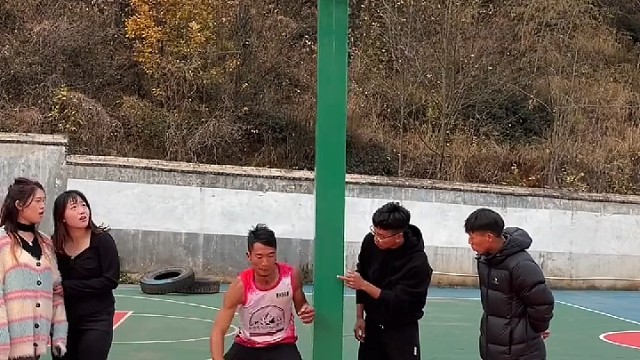 终于逮到你了，我说怎么最近篮球架子老是倒