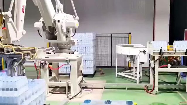 码垛机器人膜包矿泉水瓶码垛现场，整齐快速效率高