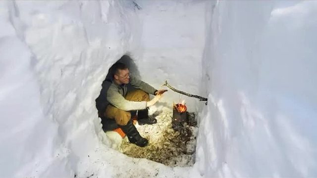 最疯狂雪山求生挑战，零下30度为保住性命，挖出巨大雪坑熬过寒夜