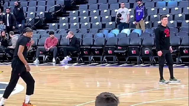 “不管别人说什么，你都要永远相信自己，你就是火箭队的未来！