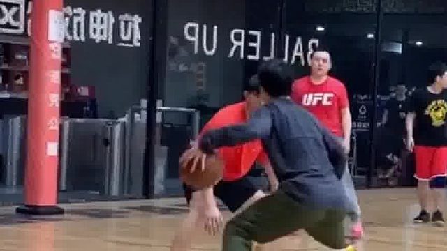 我终于站在球场上打篮球了