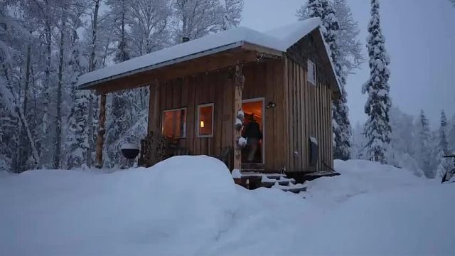 小伙隐居森林650天，零下37度的寒冬，木屋也像开了空调一样温暖