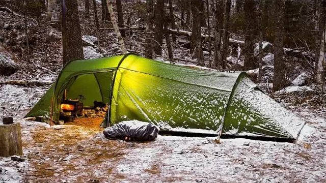 野外露营遇上暴风雪，帐篷被彻底掩埋，小伙未卜先知仅用一招搞定