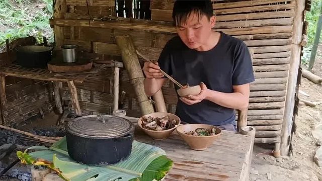 农村小伙在大山里讨生活，吃不完的野生芭蕉和腊肉，凭实力求生存