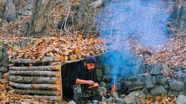 男子为了躲避战乱，挖空心思想到了奇招，躲藏在无人区的荒山野岭