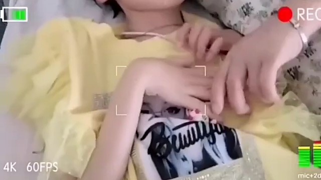 上运动神经元病主要的表现为肢体无力，身体疲惫，肩胛肌肉萎缩，抬手困难等现象。