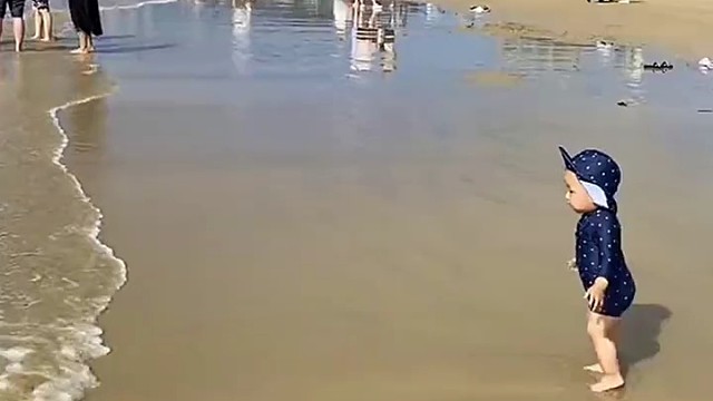 萌娃搞笑视频 萌娃晕海 海边玩耍