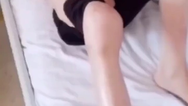 运动神经元病导致运动神经元的退化和损害，导致肌肉渐渐变得无力、萎缩，甚至最终无法工作。