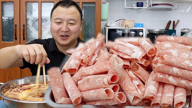 天冷了，吃個熱氣騰騰的麻辣火鍋，羊肉，毛肚百葉，隨便造，過癮