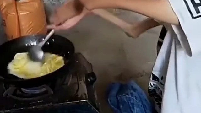 患者的主要症状，四肢都没有力气，口齿些许不清，吃饭喝水呛，下肢走路僵硬。经常心慌气短，咽喉异物感强、