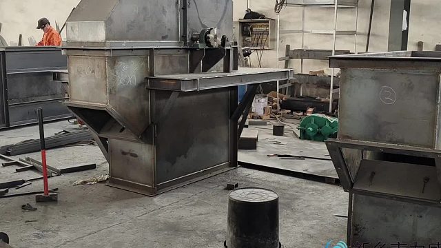 氧化钙立式送料铁斗循环输送机  钙粉装罐斗式提升机