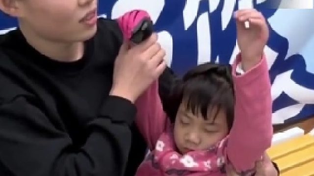 萌娃偷懒装睡反被家长套路