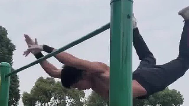 公园单杠练起来