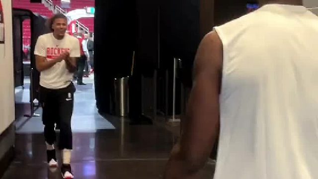 杰伦格林赛前在球员通道欢迎泰特回归！泰特终于回来了！希望能在防守端更好的帮助球队！