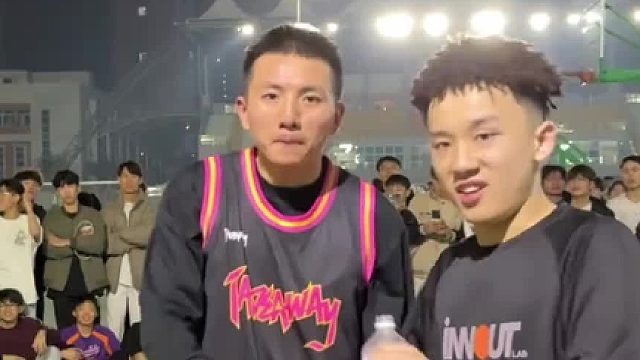 打了这么多比赛，终于碰到一个都喜欢背身后仰的球员，而且还是01年的，难得