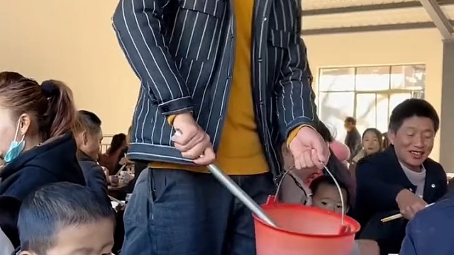 咋还这样子上菜