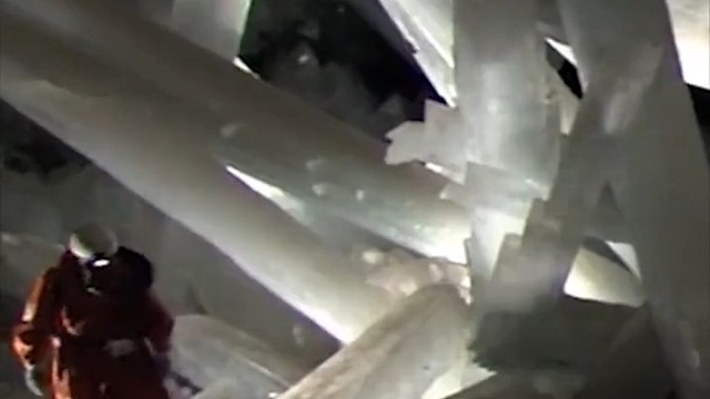 世界上最大​"水晶洞"，1滴水含2亿病毒