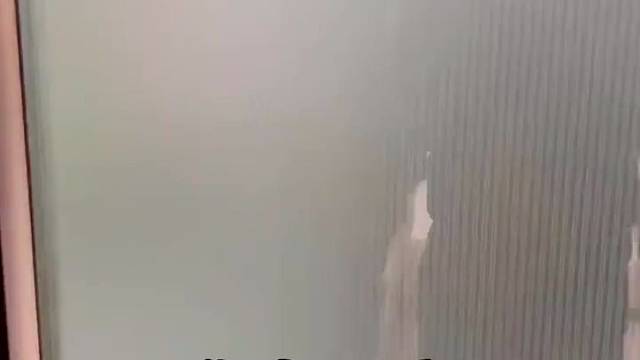 尴尬而不失礼貌的大笑