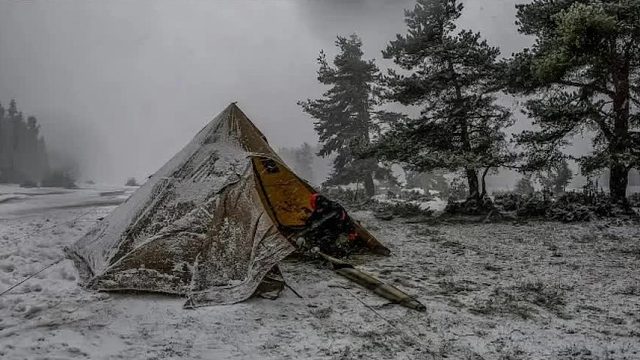 极端天气下的露营挑战，本以为会冻成狗，结果小伙一招直接拿捏