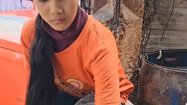 小姑娘动作娴熟，这杯椰汁一定很好喝