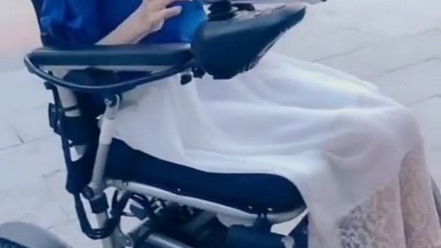 运动神经元表现有：四肢无力、手部小肌肉萎缩、肌肉萎缩蔓延至前臂和肩膀、四肢发紧、动作不灵活、下肢负重