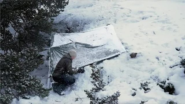 小伙荒岛求生遭遇暴风雪，寒夜炼狱差点冻成狗，经历极限生死考验