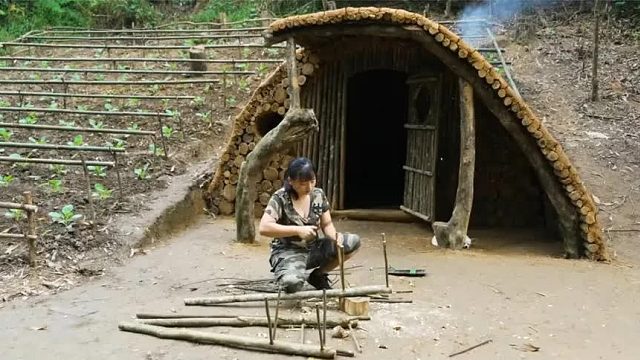 年轻小妹居然称霸野外求生，挖通山体搭建豪宅，狩猎能力更是逆天