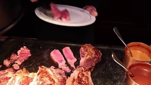 为什么自助一下就吃饱了，识破商家3大套路，教你自助吃回本02