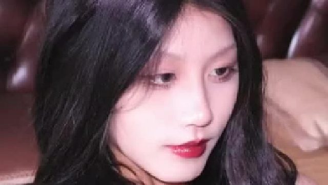 更羡慕街边咖啡座里的目光，只一闪，便觉得日月悠长、山河无恙