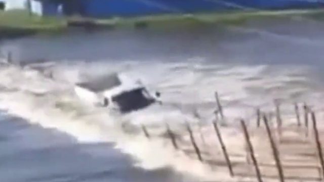 汽车硬闯木桥，结果悲剧了