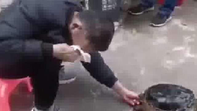 我以为纸巾是用来擦血的，原来是用来擦眼泪的？