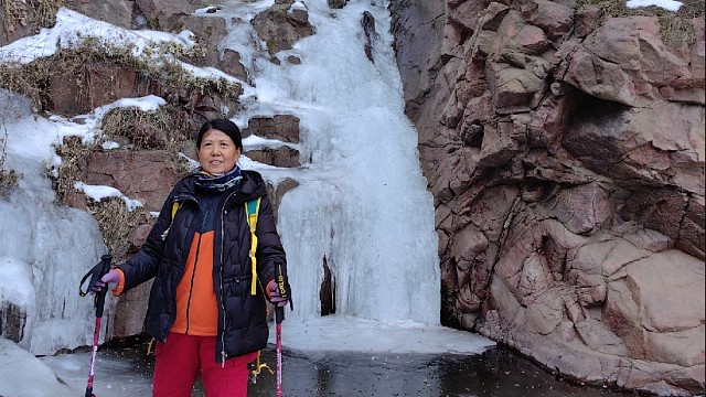 山里走走，
看边消边长的冰瀑！
闯条新路，
脚踏那个大石头！