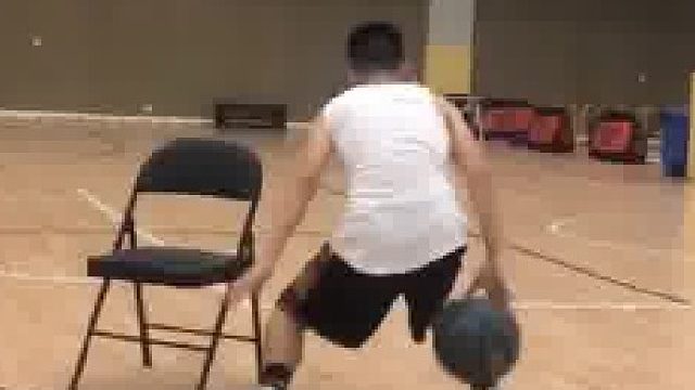 转身脚步细节来了