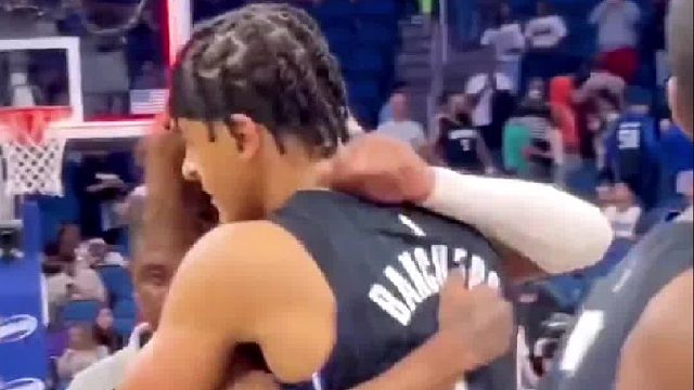 赛后杰伦格林找到班切罗和他拥抱在一起，很遗憾两个人没有做成队友，那就在各自的球队发光发热并且打出名堂