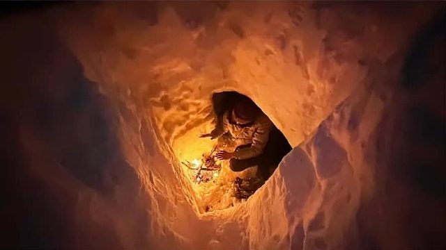 小伙独自登顶雪山，挖出2米深的大雪坑，熬过暴风雪侵袭的寒夜