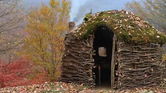 牛人无惧深山猛兽，独居危险地带30天，用树枝和黏土打造最牛豪宅