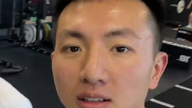 我看到巷子里有光，两个三个好朋友