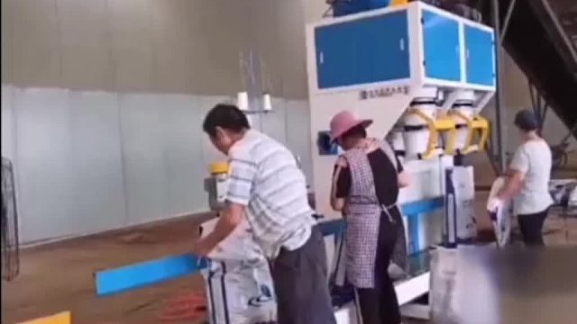 重力式包装机,50公斤五金脚轮包装机