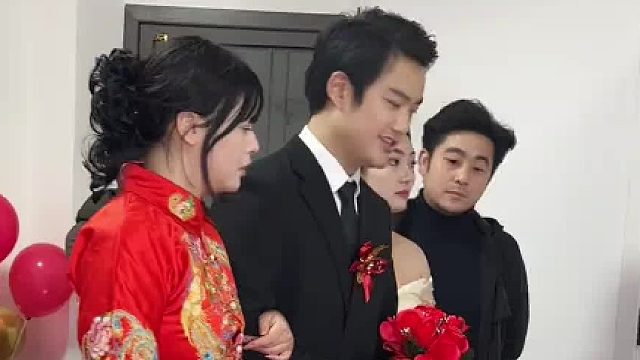 女子今日二婚，没想到前夫故意带着儿子过来让新娘难堪，结果新郎的做法震惊了